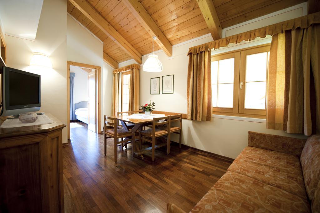 Holidays Dolomiti Apartment Resort Carisolo Room photo