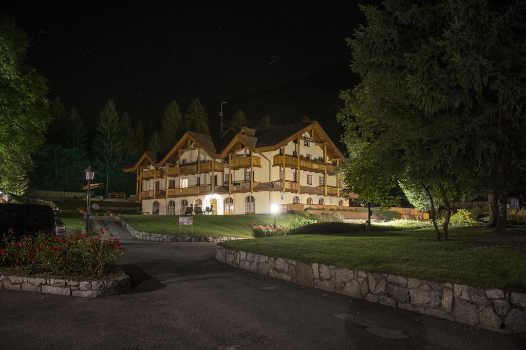 Holidays Dolomiti Apartment Resort Carisolo Exterior photo